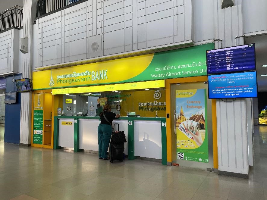 ビエンチャン　ワッタイ空港　銀行カウンター