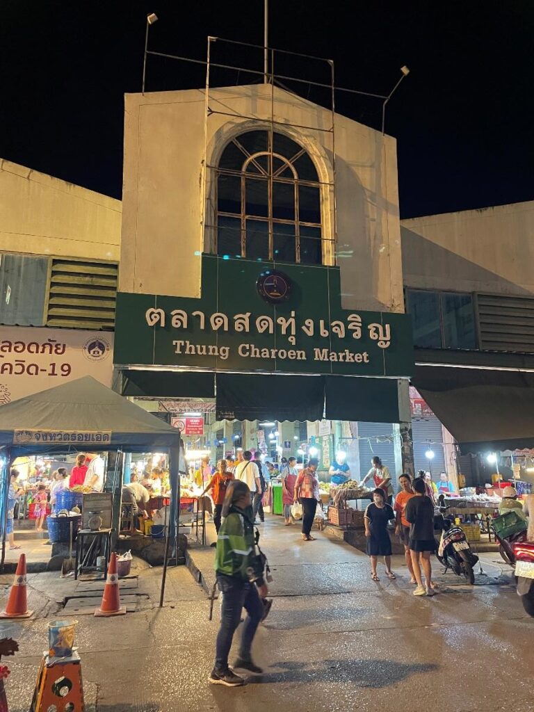 Thung Charoen Market　ナイトマーケット　外観