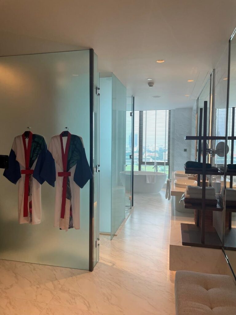 Kimpton Maa laiのバスルーム。ガウン