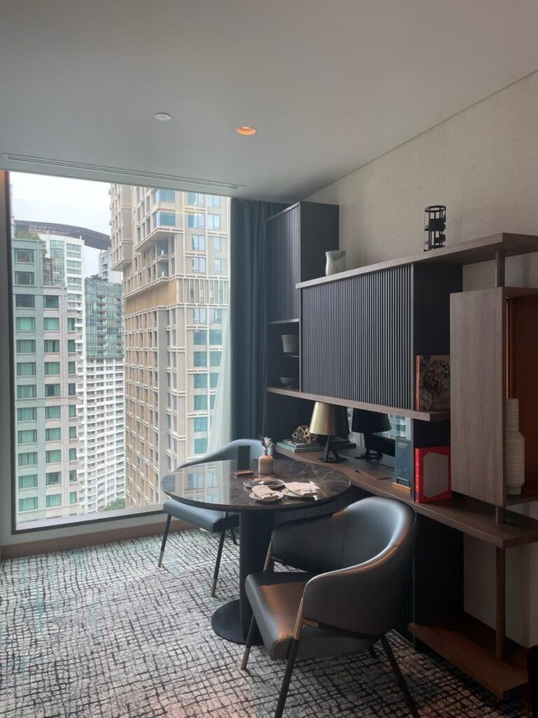 Kimpton Maa laiデスク