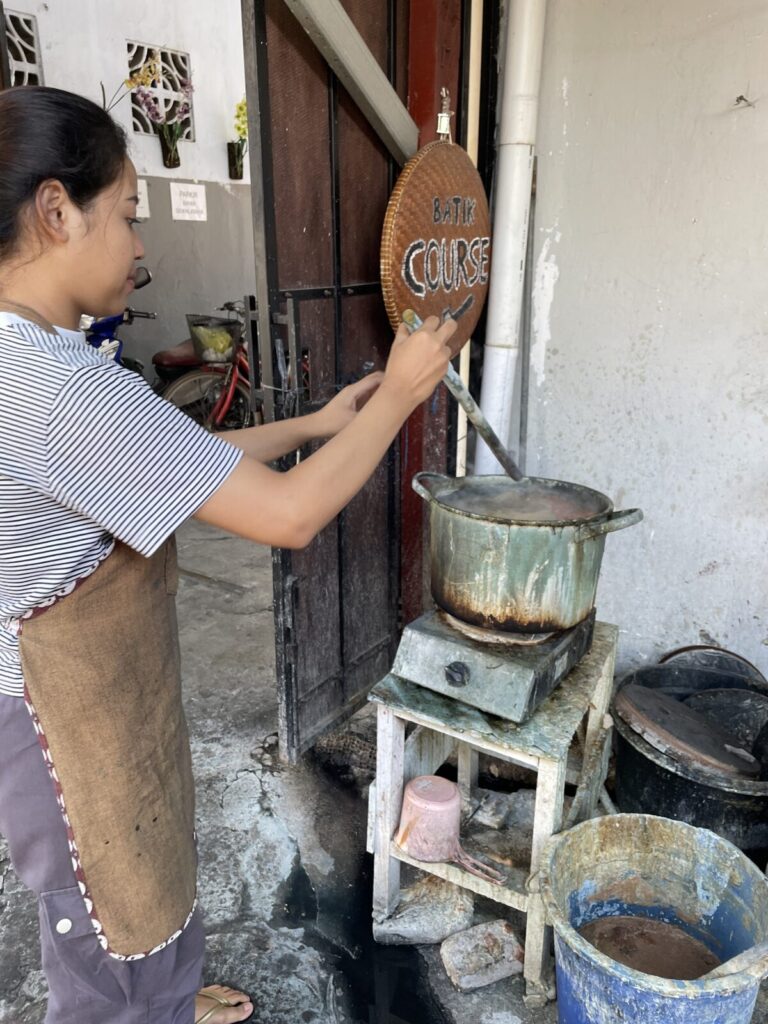 Batik Workshop　ろうを溶かす工程