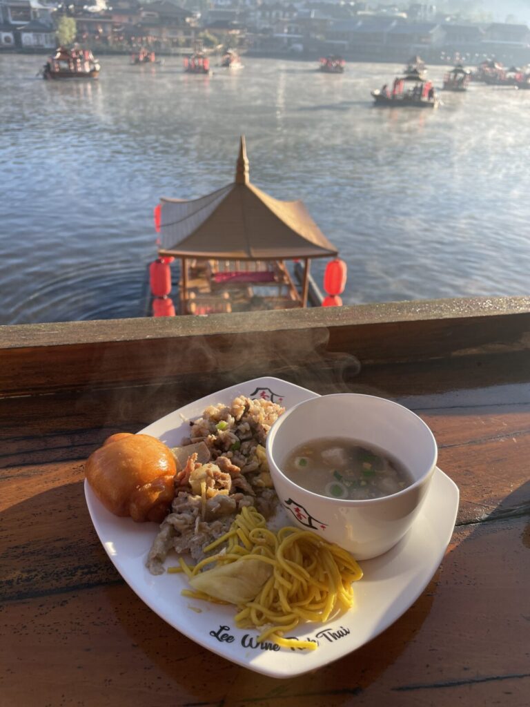 Lee Wine Rukthai Resort　レストラン　朝食