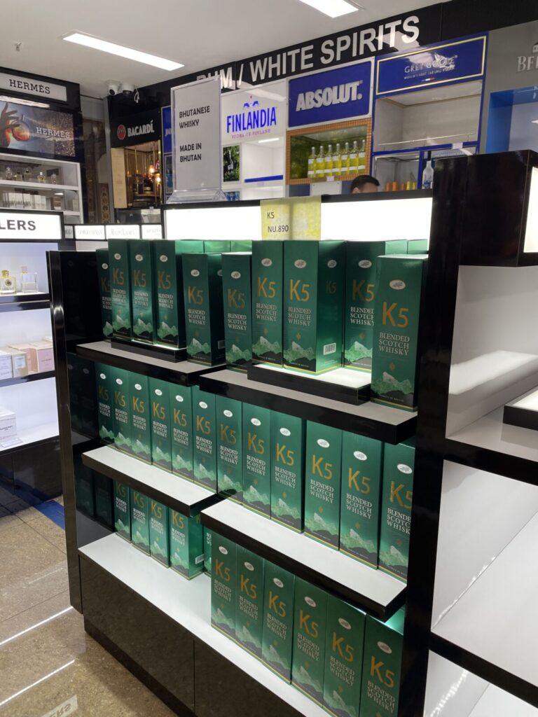 パロ空港のお土産屋さん